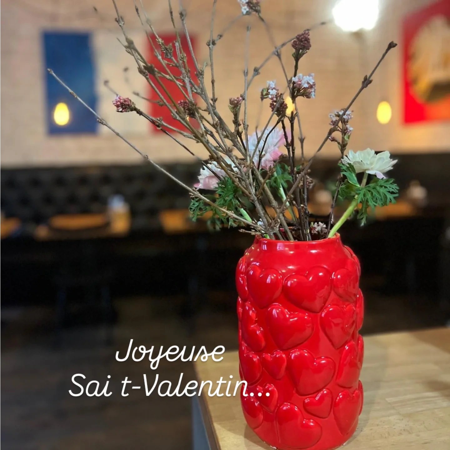 Red-vase dining room